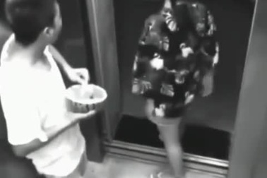 Vợ chồng cãi nhau, chàng trai bất ngờ bị “vạ lây”