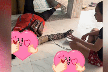 Shipper nhờ khách đo huyết áp vì quá mệt, đơn hàng Tết dồn dập