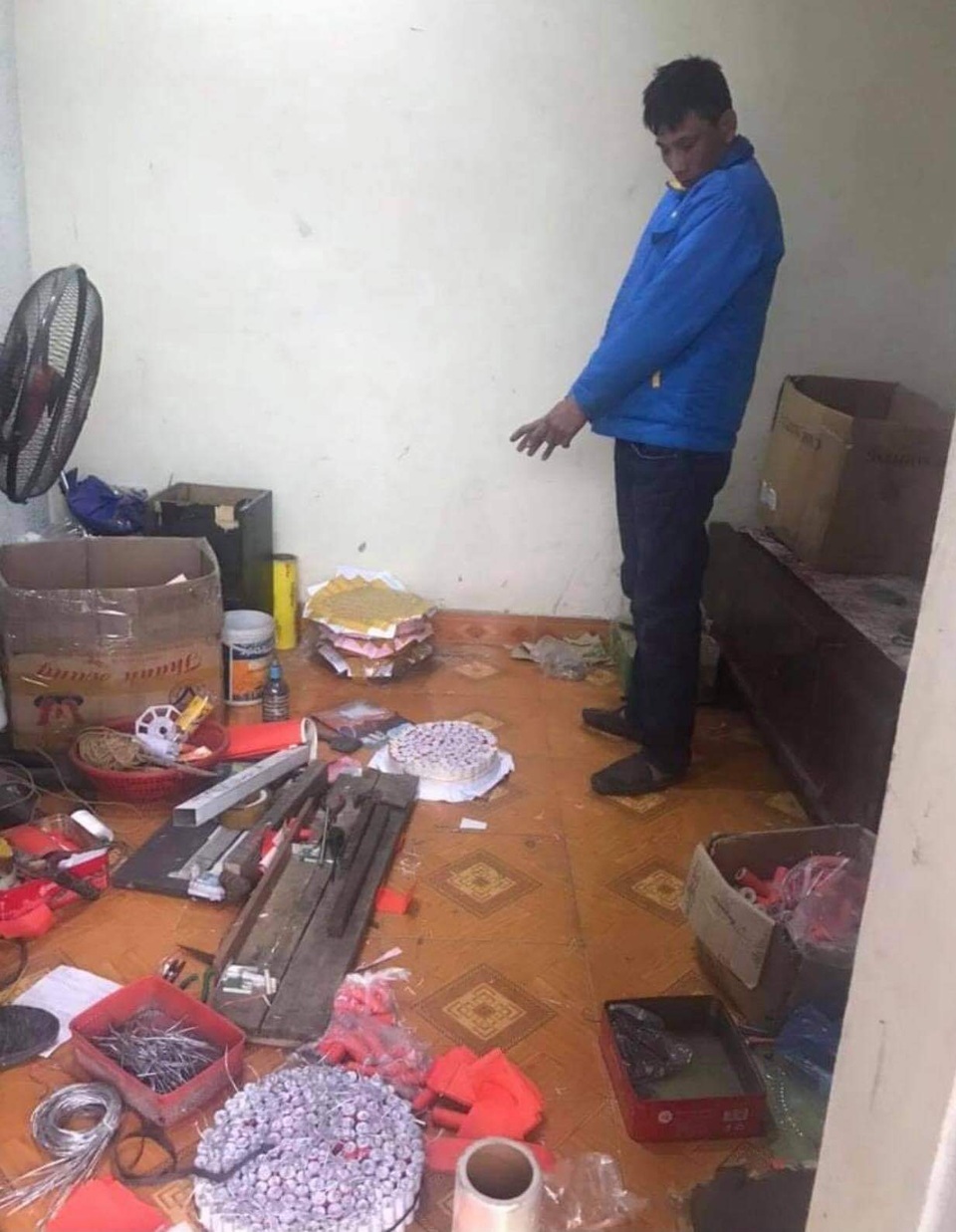 Bắt đối tượng sản xuất hàng tạ pháo nổ trái phép để bán dịp Tết - 1 Bắt đối tượng sản xuất hàng tạ pháo nổ trái phép để bán dịp Tết - 1