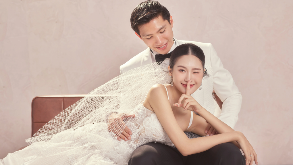 Đoàn Văn Hậu - Doãn Hải My chụp ảnh cưới với quả bóng - 2