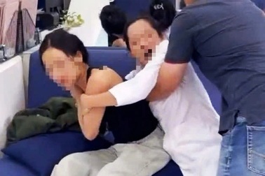 Cô gái bị chủ cơ sở nha khoa Tuyết Chinh ở TPHCM hành hung hiện ra sao?