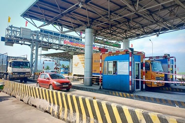 Người dân tạm dừng đếm xe qua trạm BOT để dùng camera... đếm lại