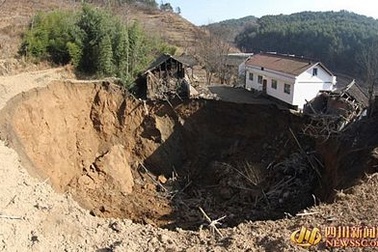 "Hố địa ngục" nuốt chửng 12 ngôi nhà tại Trung Quốc