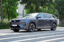 VinFast VF 9 có thêm tùy chọn trần kim loại, rẻ hơn trần kính 29 triệu đồng