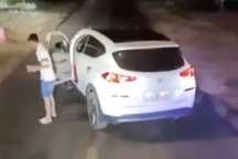 Tài xế ô tô con dừng giữa đường nghi để thách thức xe tải ở Đắk Lắk