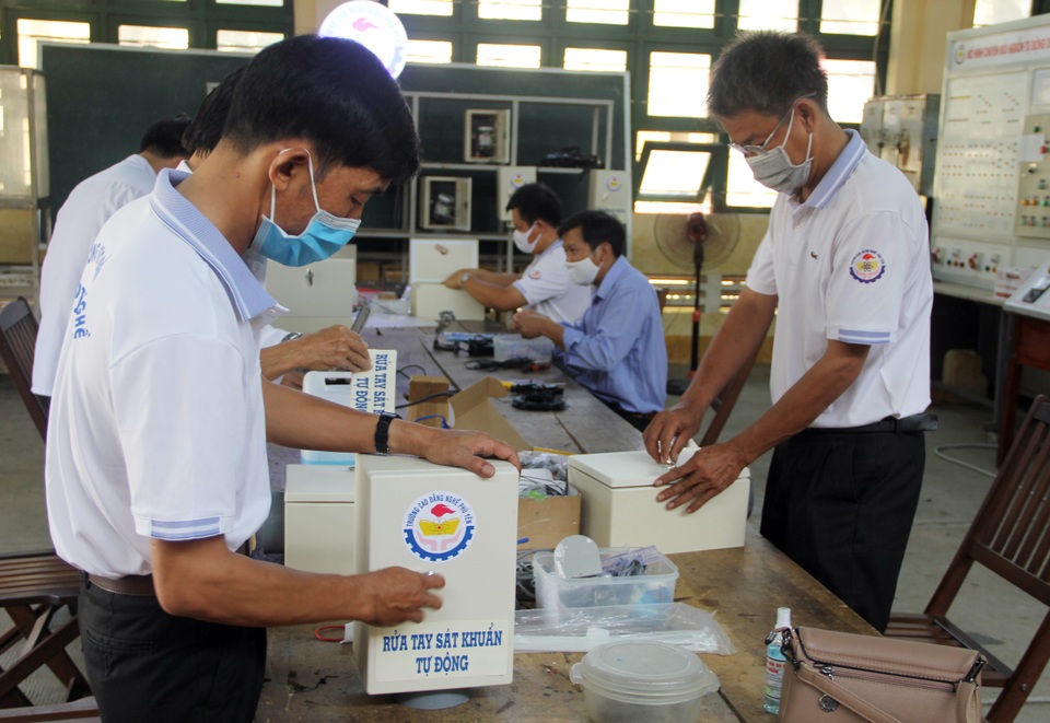 Thầy cô chế tạo máy rửa tay sát khuẩn tự động, tặng cộng đồng chống dịch - 8 Thầy cô chế tạo máy rửa tay sát khuẩn tự động, tặng cộng đồng chống dịch - 8