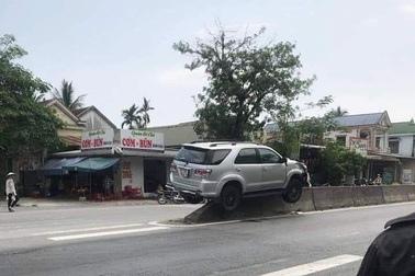 Ô tô 7 chỗ “làm xiếc” trên dải phân cách