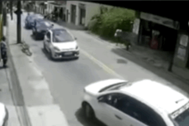 Người đi xe máy "phi thân" lên nóc ô tô như trong phim kiếm hiệp