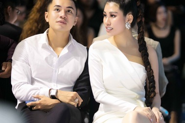 Emily Hồng Nhung sành điệu dự sự kiện