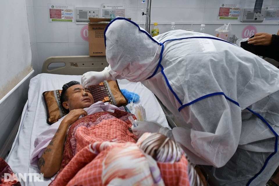 Trong đêm, nhiều bệnh nhân bất ngờ khi có nhân viên y tế đến tận giường bệnh lấy mẫu dịch mũi và họng.