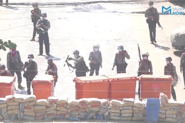 Bạo lực leo thang, ít nhất 19 cảnh sát Myanmar chạy sang Ấn Độ xin tị nạn