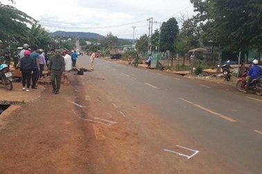 Va chạm với xe tải, hai cha con tử vong