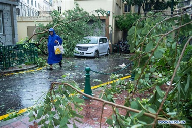 Bão Higos đổ bộ đất liền giữa lúc Trung Quốc “căng mình” chống lũ
