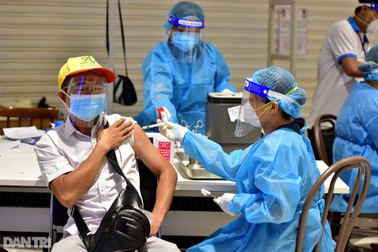 Bình Dương tổ chức tiêm vắc xin cho công nhân, nhân viên tuyến đầu chống dị