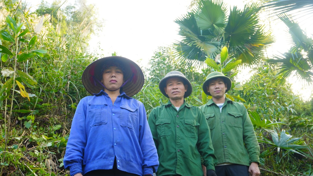 Bức ảnh chồng ung thư tặng hoa hồng cho vợ nằm hôn mê gây bão mạng - 4 Bức ảnh chồng ung thư tặng hoa hồng cho vợ nằm hôn mê gây bão mạng - 4