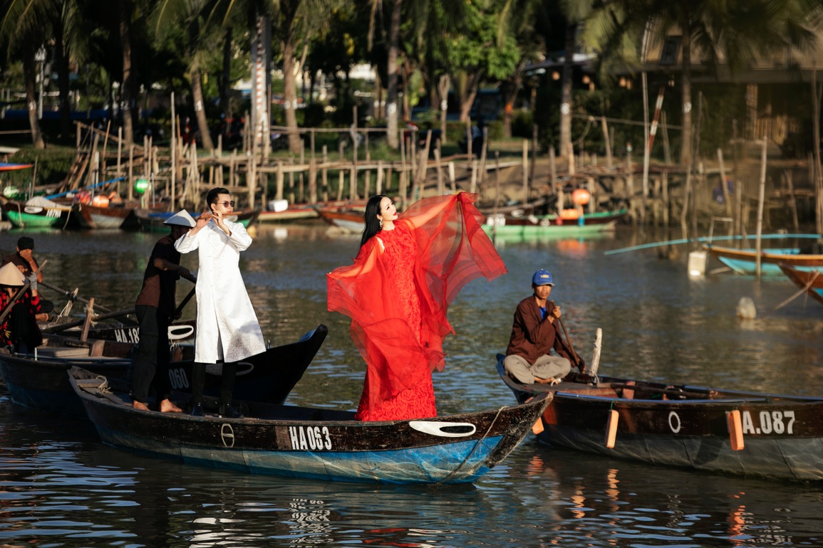 Danh ca Bảo Yến hát trên sông, Minh Tú cùng dàn mẫu lội nước catwalk - 1