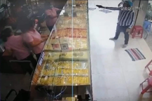 Người đàn ông rút vật giống súng khi mua dây chuyền vàng