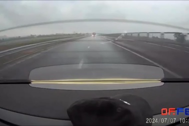 Xe khách gặp nạn trên cao tốc vì phóng nhanh khi trời mưa, đường trơn