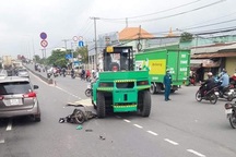 Bị xe nâng kéo lê trên đường, người đàn ông chết thảm