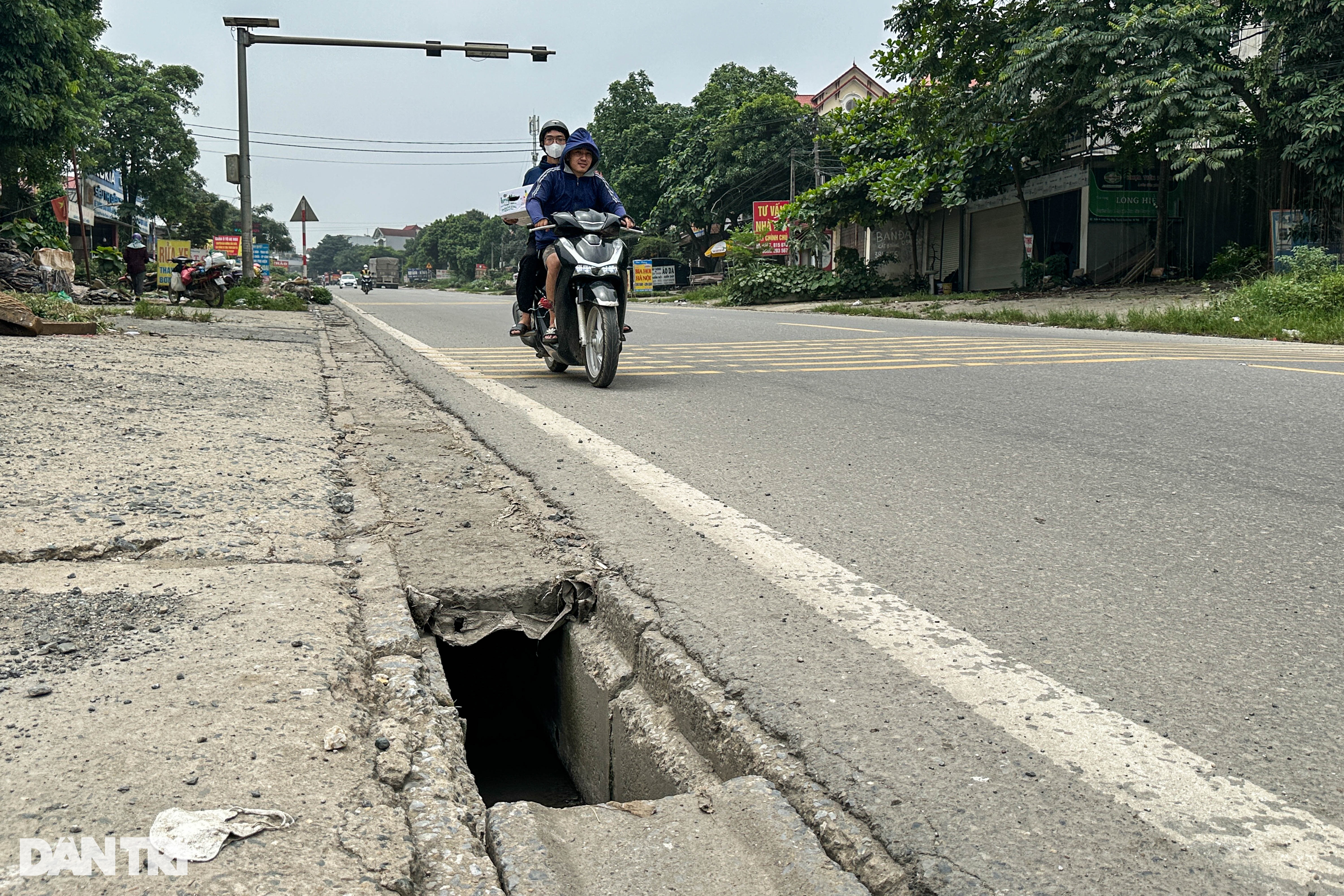 View - Hiện trạng tuyến đường dài hơn 25km, đề xuất chi gần 19.000 tỷ để nâng cấp | Báo Dân trí