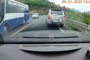 Ô tô lao sang phần đường ngược chiều, nghi tài xế ngủ gật