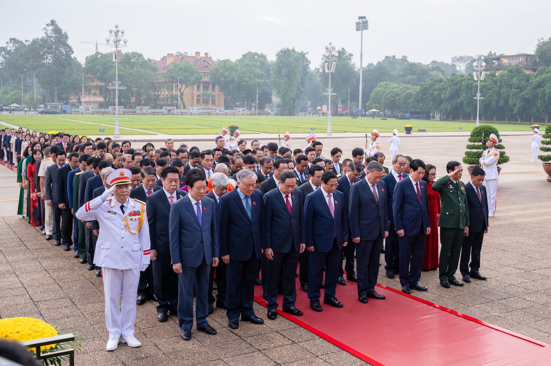 Lãnh đạo Đảng, Nhà nước và các ĐBQH vào Lăng viếng Chủ tịch Hồ Chí Minh - 3