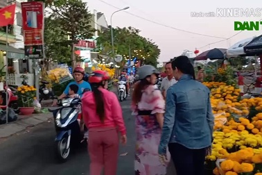 Người dân TP Cần Thơ hối hả đi mua hoa kiểng