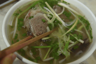 Quán phở có ông chủ lạ đời, gần 30 năm không cho vợ động vào dao thái thịt