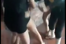 Đang xác minh một thiếu nữ bị đánh hội đồng, lột đồ ở quán cà phê