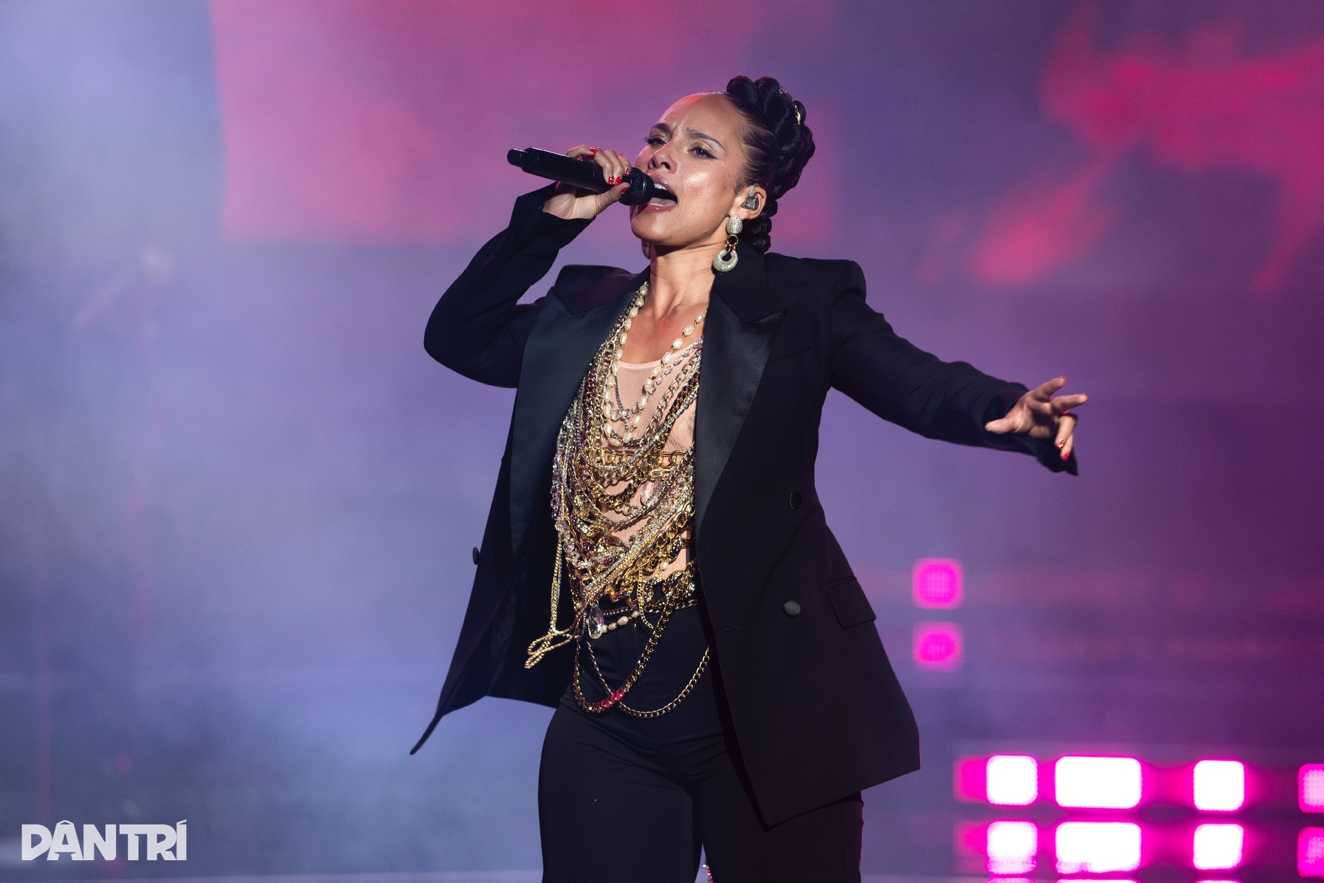 Alicia Keys trổ tài đàn hát, đem loạt bản hit lên sân khấu VinFuture 2025 - 4