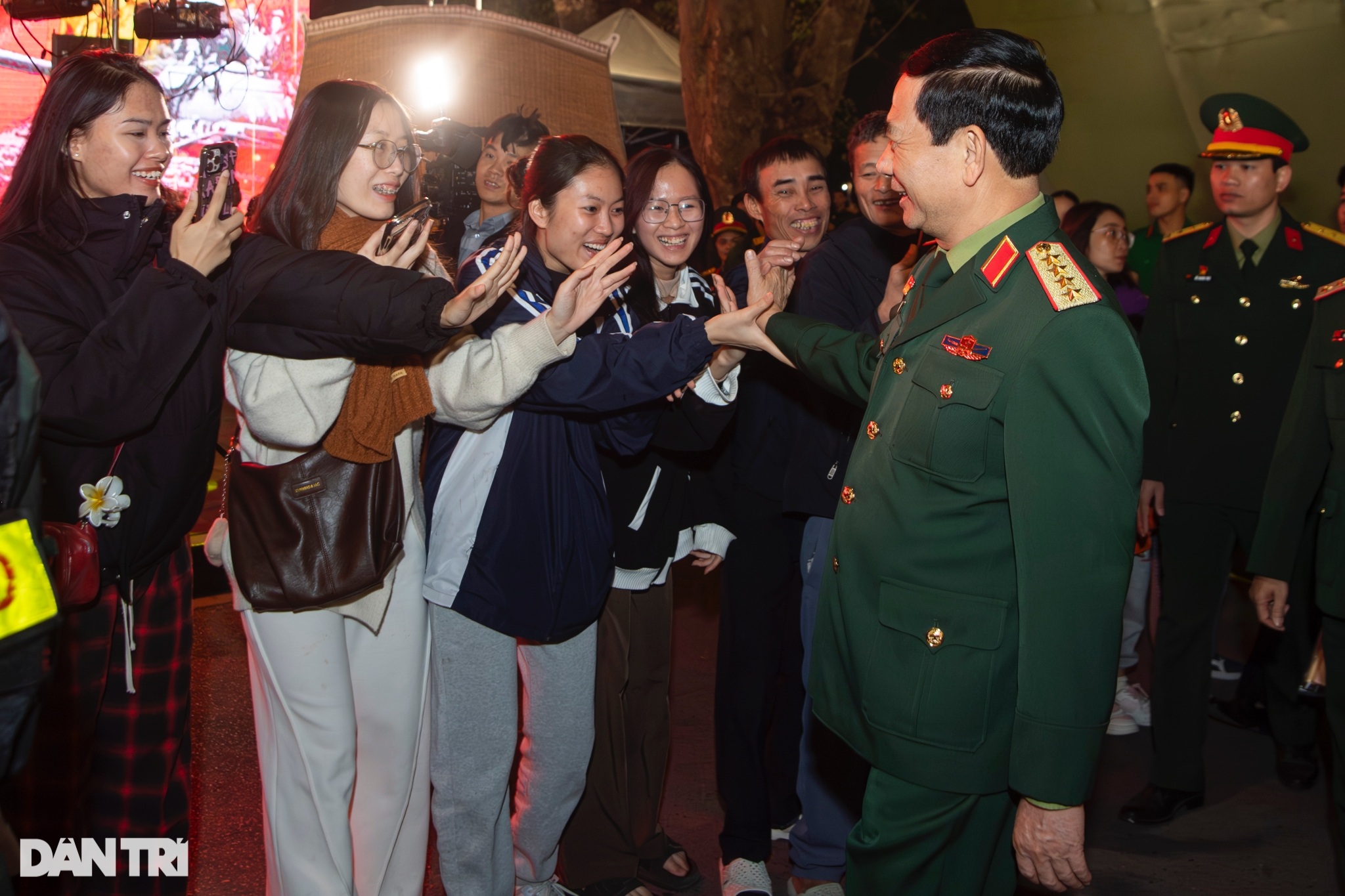 View - Đại tướng Phan Văn Giang gặp gỡ, bắt tay người dân trên phố đi bộ hồ Gươm | Báo Dân trí