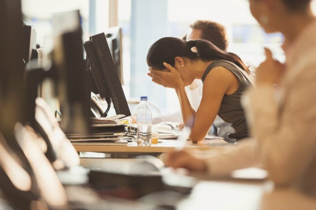Hội chứng sợ tắt máy khiến nữ nhân viên văn phòng òa khóc giữa đêm - 1