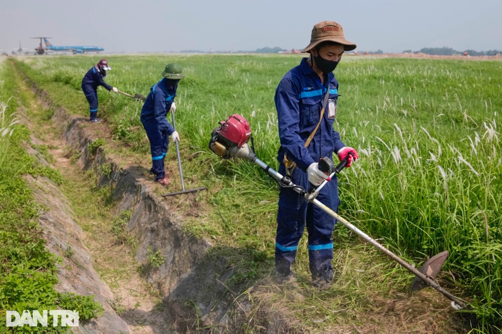 Sân bay Nội Bài hóa chảo lửa trong ngày nắng nóng đỉnh điểm - 8 Sân bay Nội Bài hóa chảo lửa trong ngày nắng nóng đỉnh điểm - 8