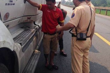 Chạy quá tốc độ còn chống đối lực lượng CSGT