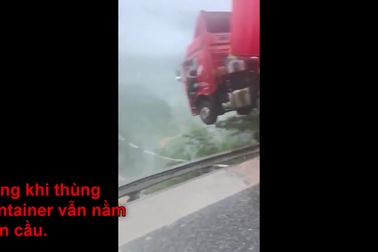 Xe container treo lơ lửng trên vực sâu vì cầu bất ngờ sụp xuống