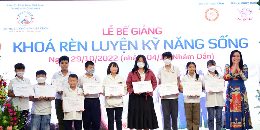 Bế giảng khóa đầu của chương trình Đào tạo kỹ năng sống cho giới trẻ - 1 Bế giảng khóa đầu của chương trình Đào tạo kỹ năng sống cho giới trẻ - 1