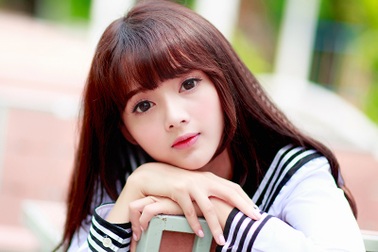 "Búp bê ảnh thẻ" vào vai nữ sinh bước ra từ truyện tranh