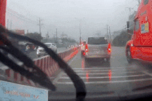 Người lái xe máy suýt phải trả giá vì bon chen giữa hai làn ô tô