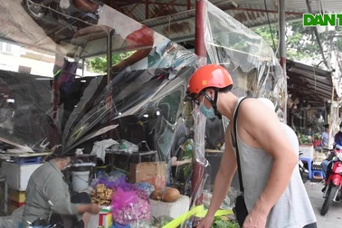 Chợ Hà Nội lắp tấm "hàng rào" bảo vệ trong suốt phòng dịch Covid-19