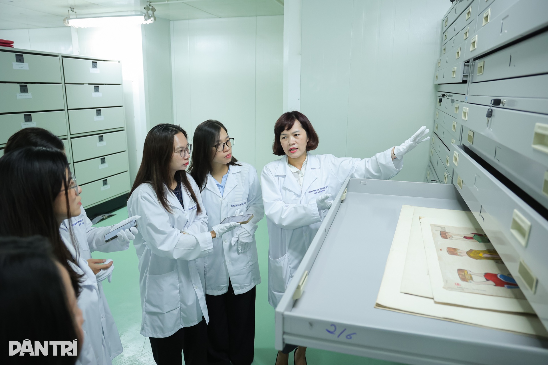 Bên trong kho lưu trữ bảo vật quốc gia Việt Nam - 3 Bên trong kho lưu trữ bảo vật quốc gia Việt Nam - 3