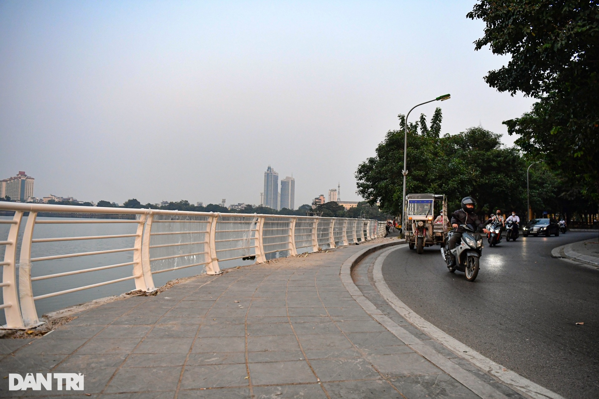 Hà Nội thay mới lan can hồ Tây, góc biểu tượng Khuê Văn Các được giữ nguyên - 1 Hà Nội thay mới lan can hồ Tây, góc biểu tượng Khuê Văn Các được giữ nguyên - 1