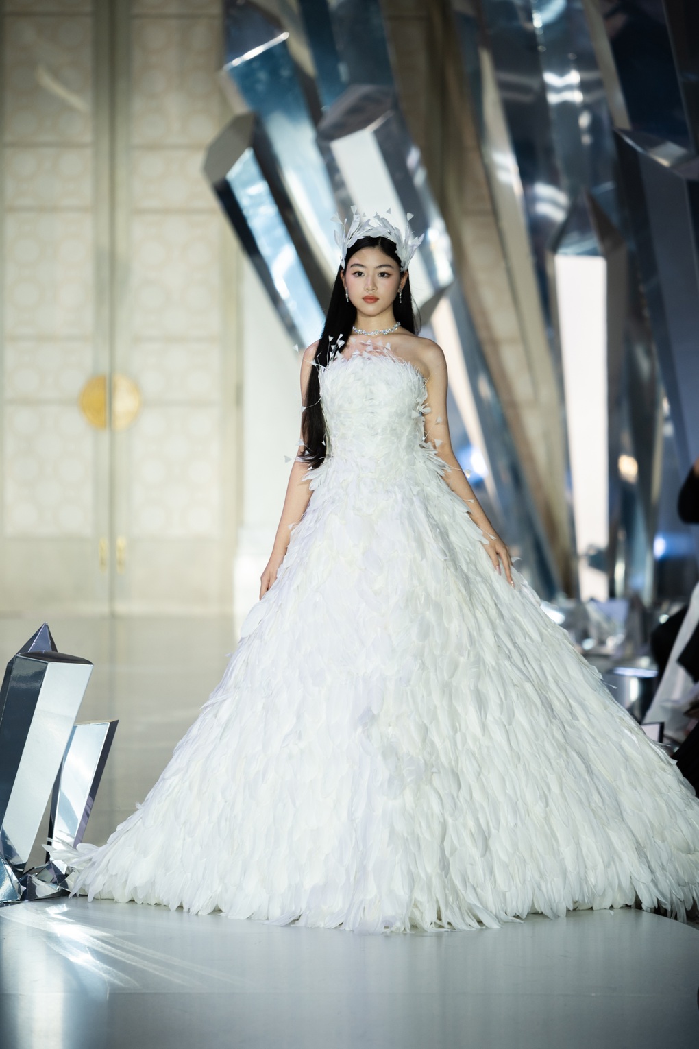 Lọ Lem gây sốt mạng xã hội khi lần đầu catwalk trong show thời trang - 3