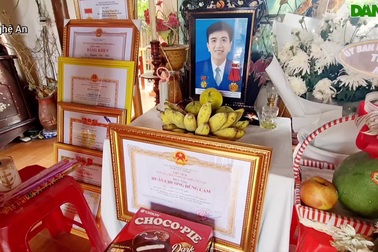 Trao quà bạn đọc tới gia đình nam sinh dũng cảm quên mình cứu bạn