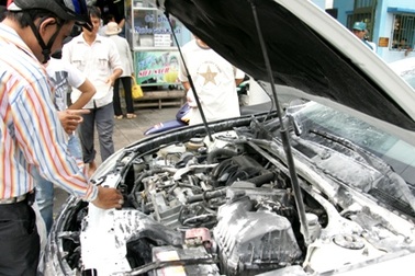 Đầu xe Lexus bốc khói ngùn ngụt