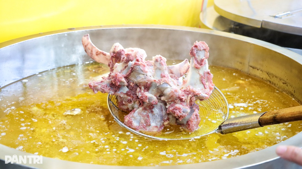 Độc đáo tô phở gần 1kg, có miếng sườn to nhất TPHCM - 4 Độc đáo tô phở gần 1kg, có miếng sườn to nhất TPHCM - 4