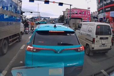 Ô tô chạy lùi đâm sầm vào xe sau, nghi tài xế cài nhầm số