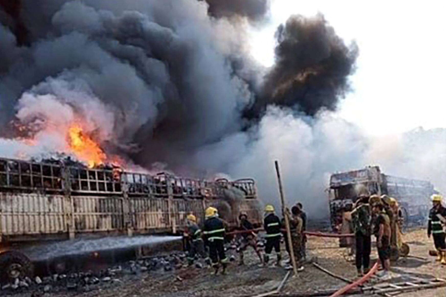 กบฏเมียนมาร์ถูกกล่าวหาว่าวางระเบิดรถบรรทุก 120 คันในรัฐที่ติดชายแดนจีน - 1 Phiến quân Myanmar bị tố đánh bom 120 xe hàng ở bang giáp Trung Quốc - 1