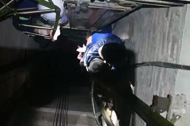 Bé trai 4 tuổi ở Hà Nội rơi xuống hố thang máy, thoát nạn nhờ… thanh sắt