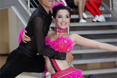 Người đẹp thỏa sức phát huy năng khiếu!