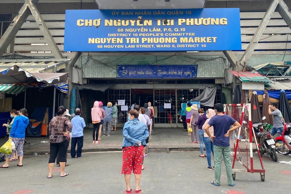 TPHCM: Cảnh xếp hàng dài ngoài siêu thị trong ngày có tin đồn thất thiệt - 10 TPHCM: Cảnh xếp hàng dài ngoài siêu thị trong ngày có tin đồn thất thiệt - 10